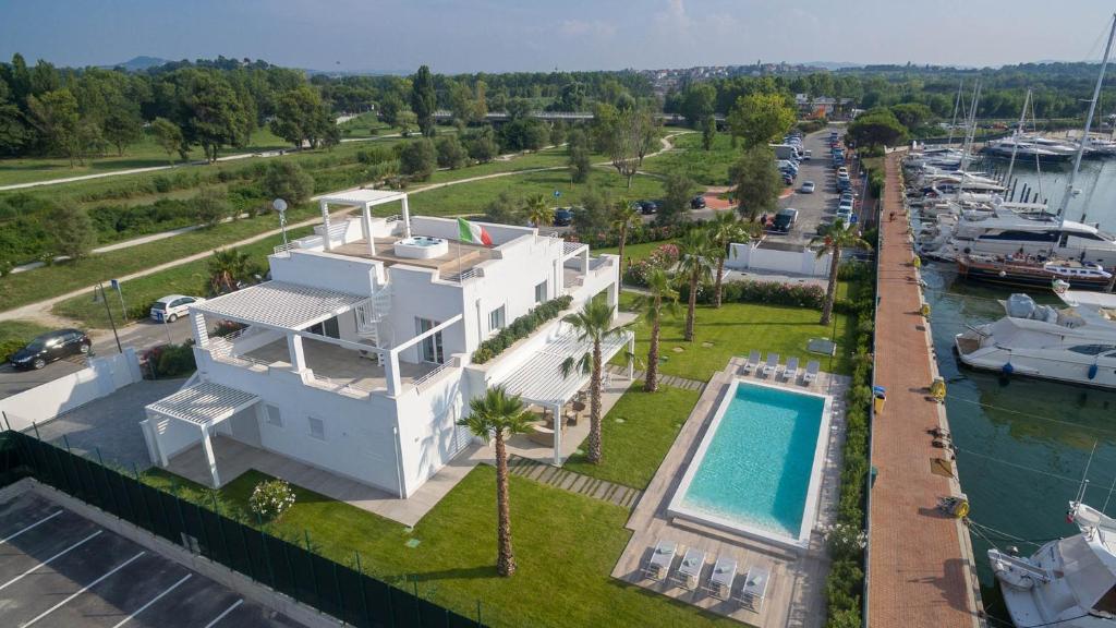 Basen w obiekcie PORTOVERDE BEACH VILLA 12, Emma Villas lub w pobliżu