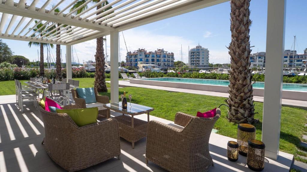 Basen w obiekcie PORTOVERDE BEACH VILLA 12, Emma Villas lub w pobliżu
