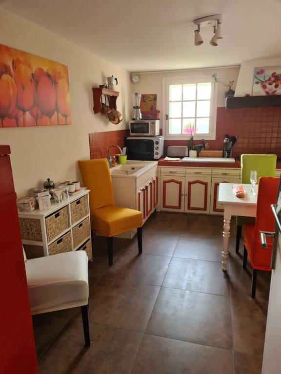 Kuchyň nebo kuchyňský kout v ubytování logement avec piscine couverte chauffée du 15 avril à octobre et spa privatifs, vue