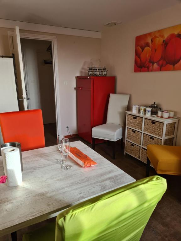 Posezení v ubytování logement avec piscine couverte chauffée du 15 avril à octobre et spa privatifs, vue