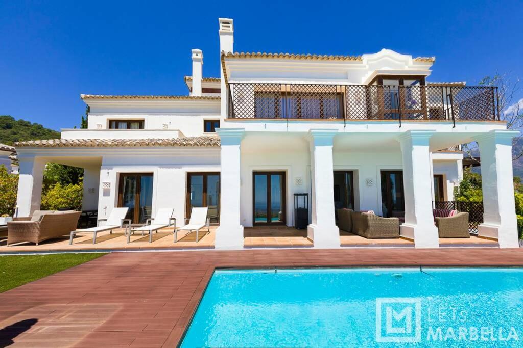 een villa met een zwembad voor een huis bij Luxury Modern 5BR Villa - Infinity pool & Panoramic sea views in Benahavís