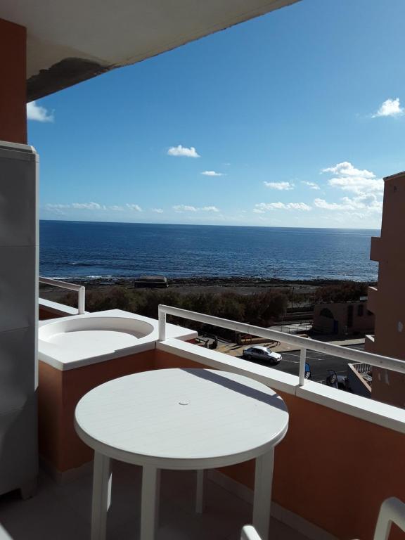 a balcony with a table and a view of the ocean at Primera linea playa, vista espectacular in El Médano
