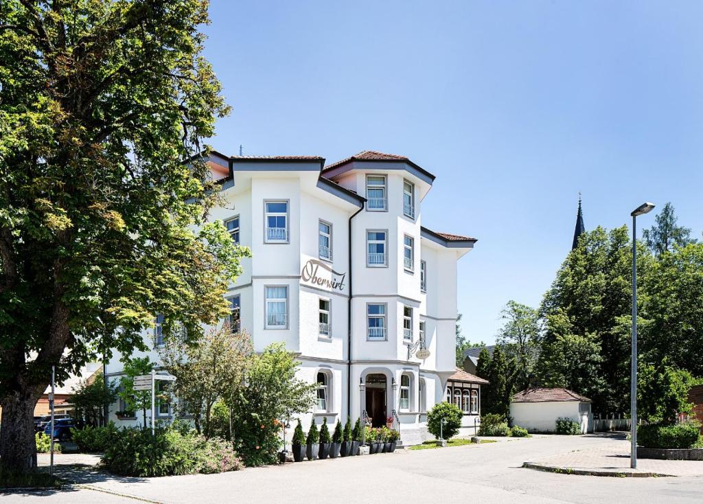 um edifício branco com um cartaz em Hotel Oberwirt Wangen em Wangen im Allgäu