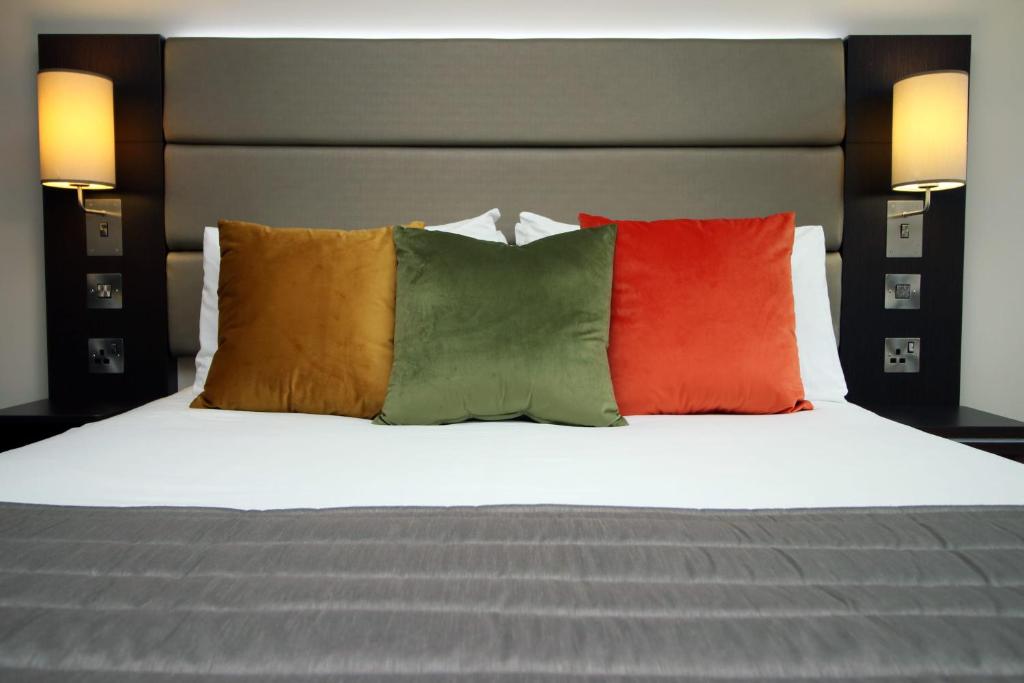 Silurian Hotel Double Bedroom by StayBC