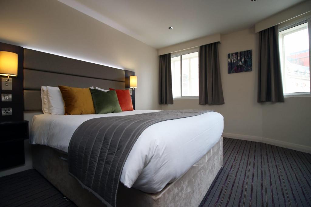 Silurian Hotel Double Bedroom by StayBC