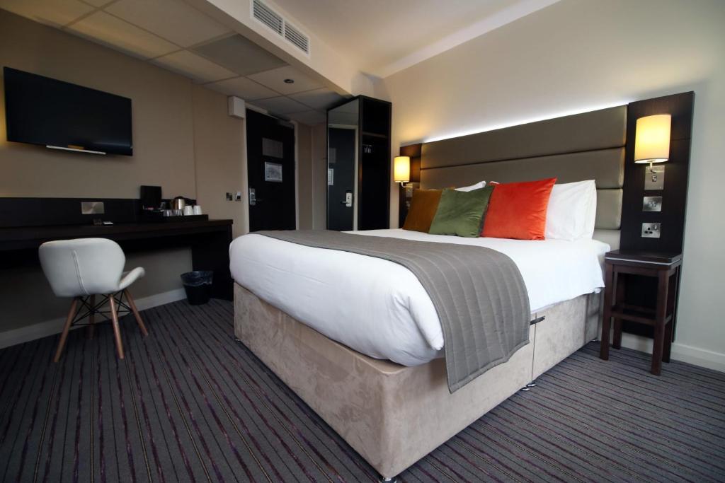 Silurian Hotel Double Bedroom by StayBC