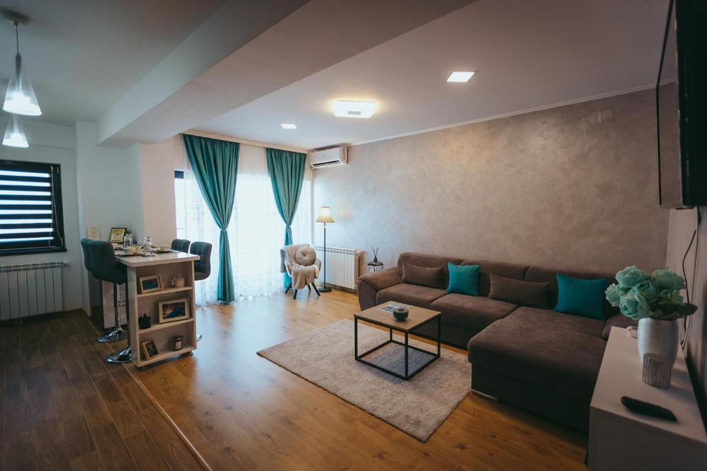 ein Wohnzimmer mit einem Sofa und einem Tisch in der Unterkunft View Apartament in Tulcea