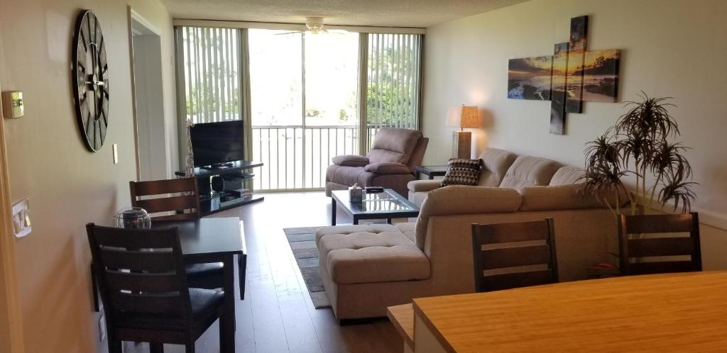 een woonkamer met een bank en een tafel bij Oceanfront Tropical Paradise in Fort Pierce