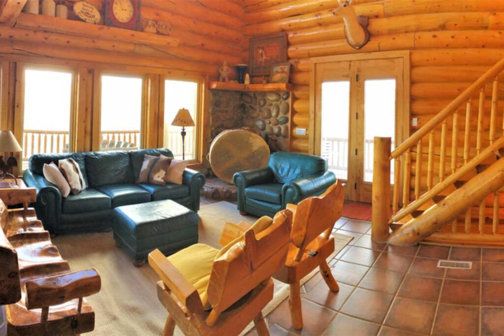 Prostor za sedenje u objektu Red Rock Ranch Log Cabin: Large, Fully Furnished