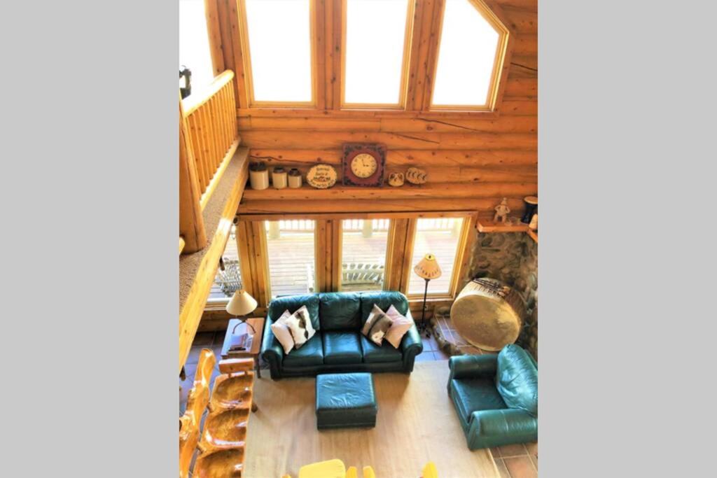 Prostor za sedenje u objektu Red Rock Ranch Log Cabin: Large, Fully Furnished