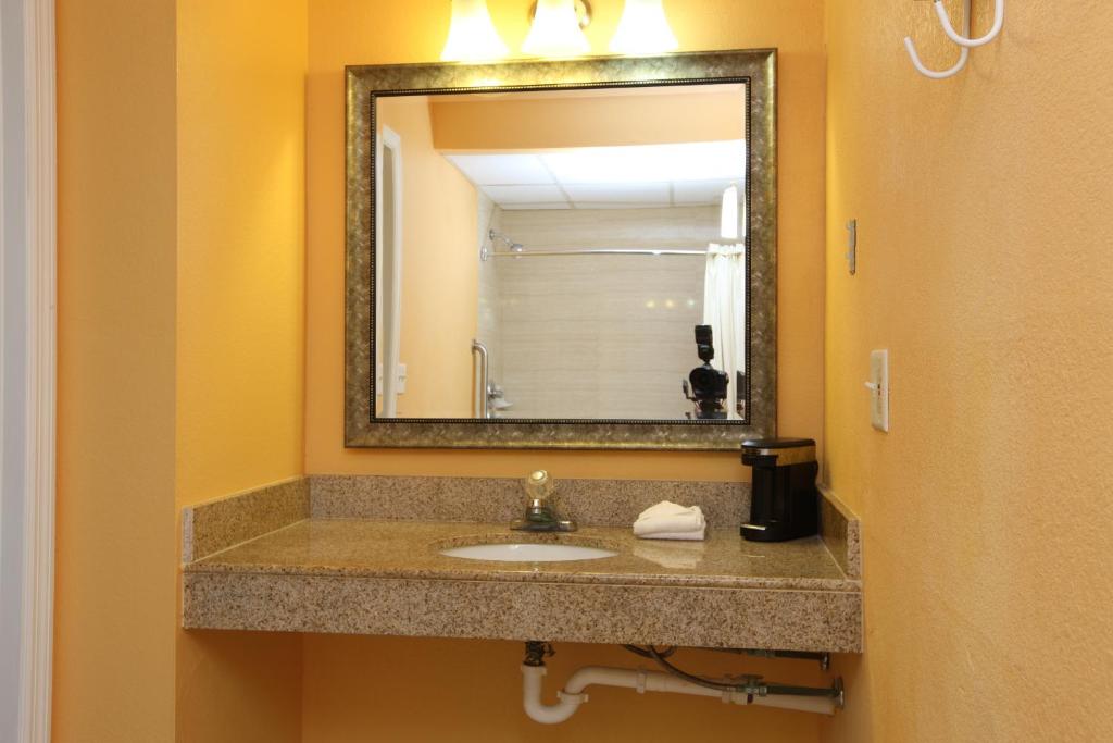 BLUE SKY INN Glens Falls-Saratoga-Lake George - Deluxe Queen Room - Non-Smoking