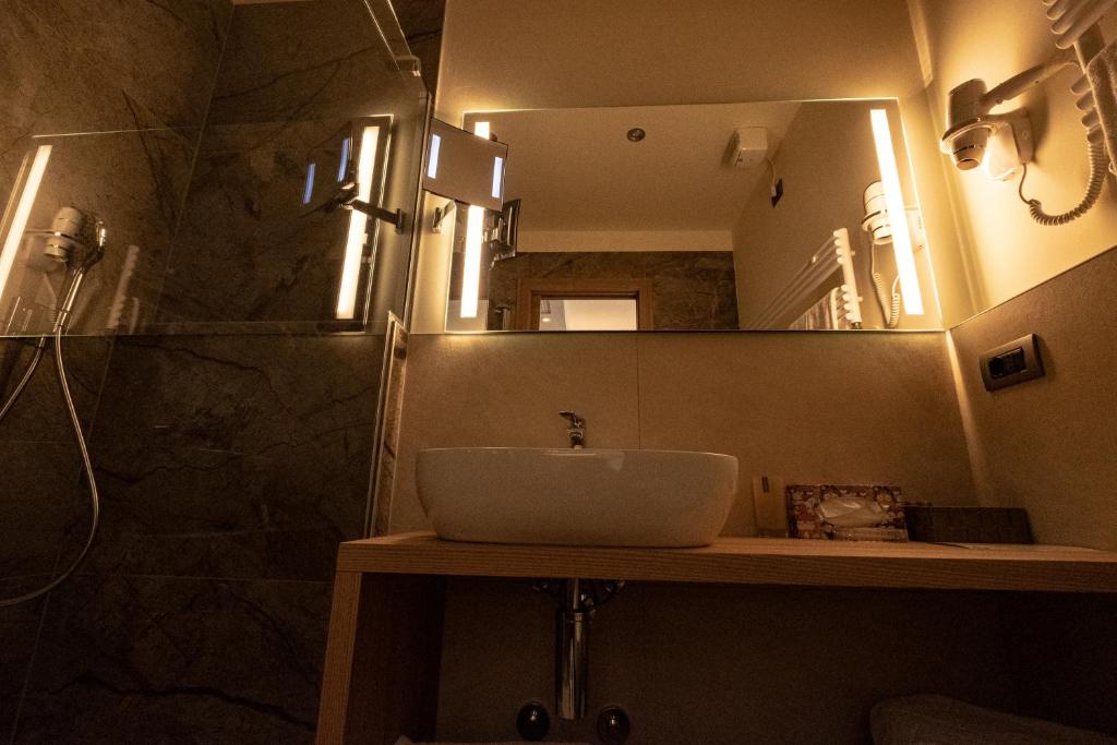 A bathroom at Hotel Capri Bardolino 3S