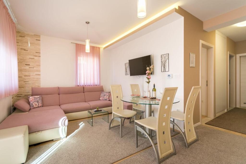 sala de estar con sofá y mesa en Apartment SARA - free parking for 2 cars en Zagreb