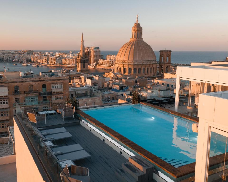 een uitzicht op de stad vanaf het dak van een gebouw bij The Embassy Valletta Hotel in Valletta