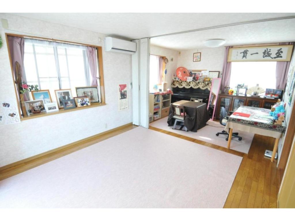 a living room with a desk and a window at Daichan Farm Guest House - Vacation STAY 19117v 