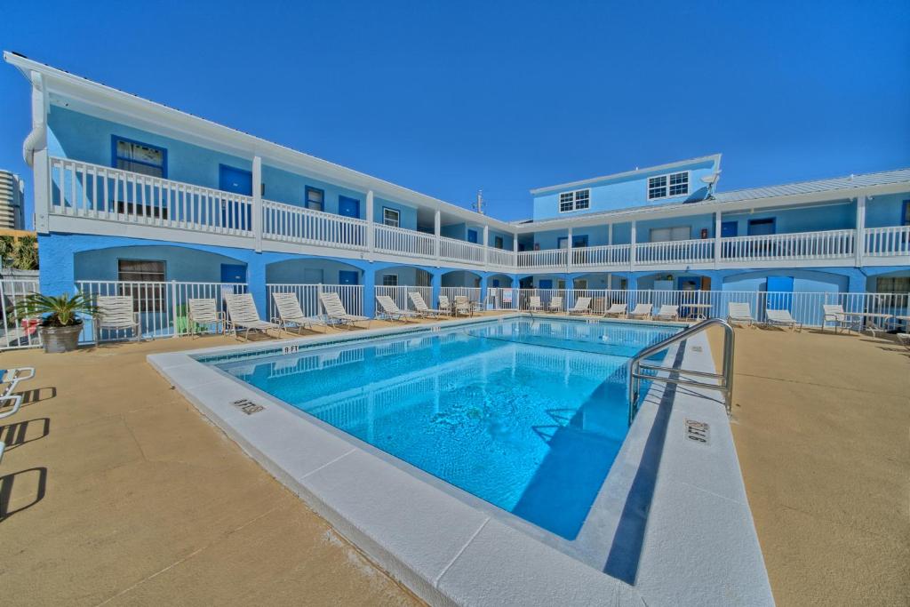 einem Pool vor einem Gebäude in der Unterkunft Aqua View Motel in Panama City Beach