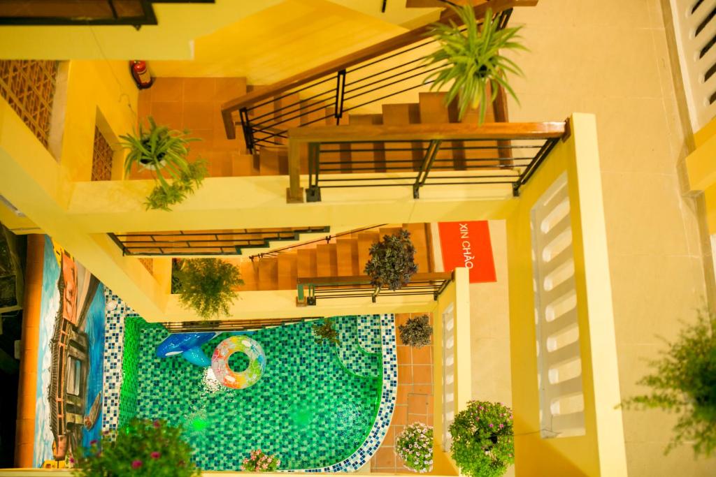 um modelo de piscina com plantas num edifício em THE VIEW HOMESTAY HỘI AN em Hoi An