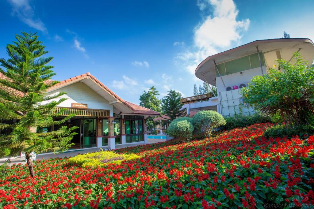 ノンナムデンにあるThongsathit Hill Resort Khao Yaiの花の前の建物