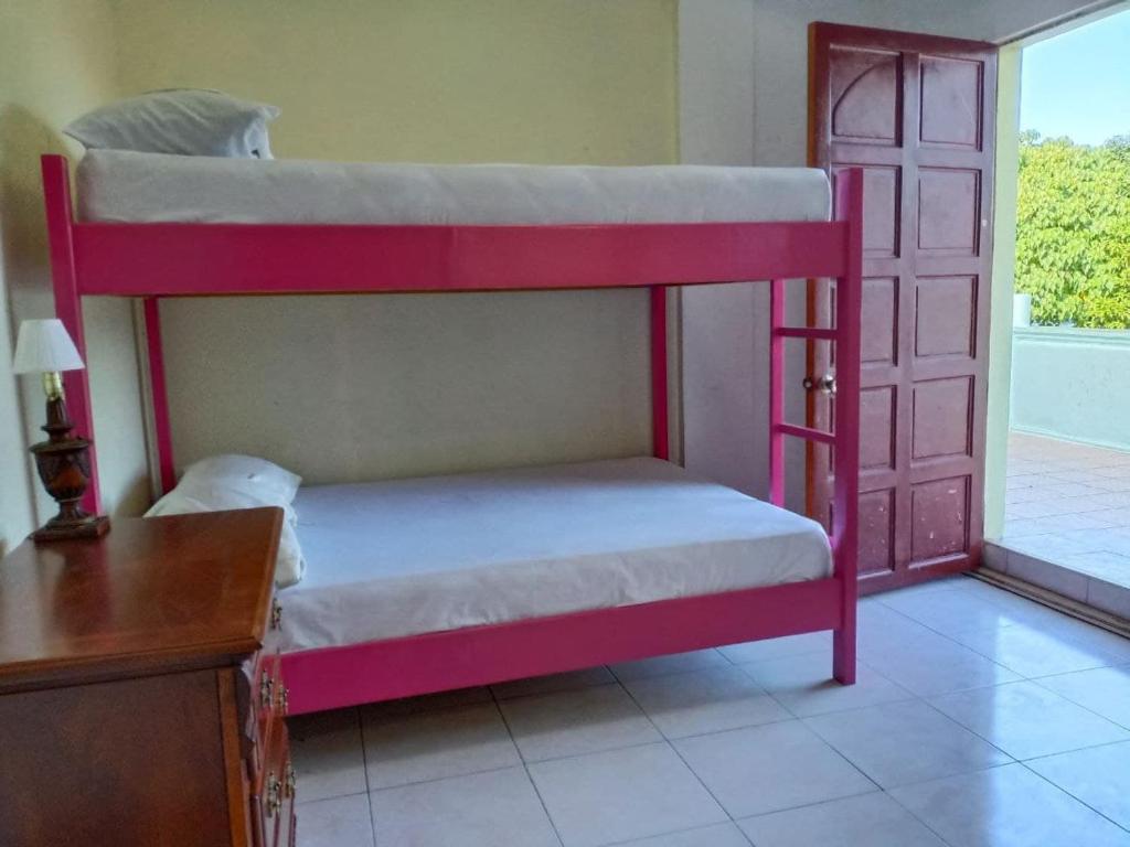 Postel nebo postele na pokoji v ubytování RedDoorz Near Gaisano Grand Cordova