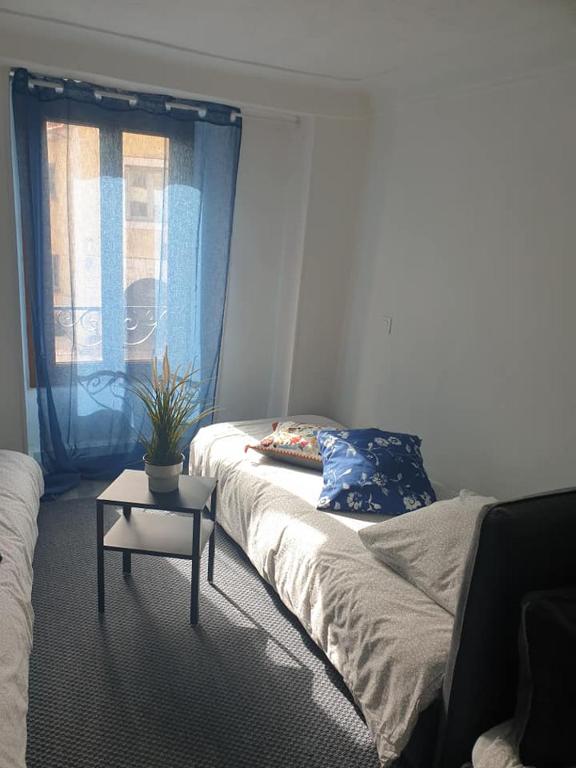 une chambre avec un lit, une table et une fenêtre dans l'établissement Gîte d'Etape Les Arcades, à Belvédère