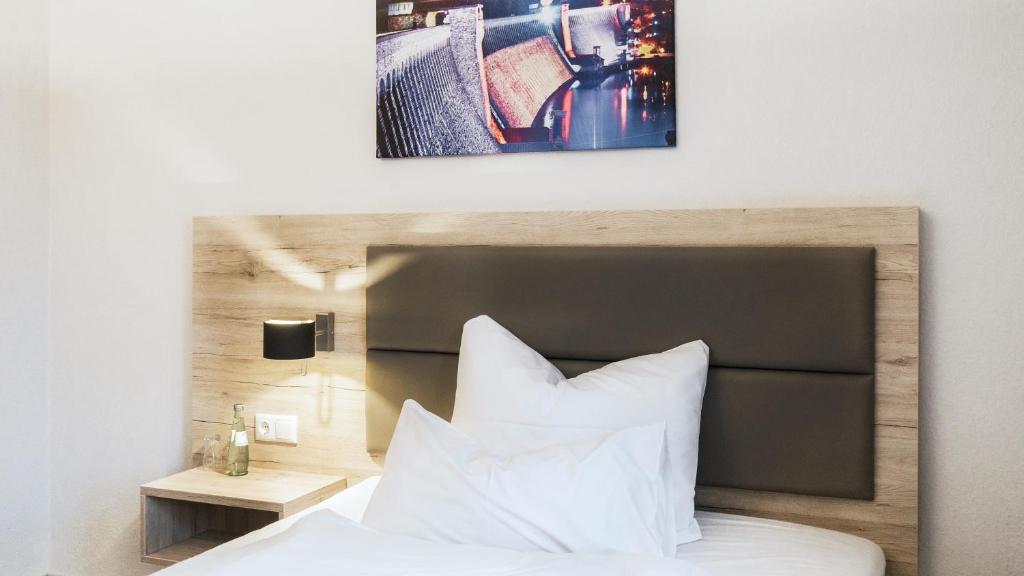 Postel nebo postele na pokoji v ubytování Hotel Haus Delecke
