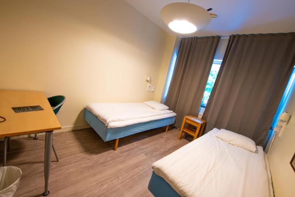 Postel nebo postele na pokoji v ubytování Vandrarhem Kvarntorget