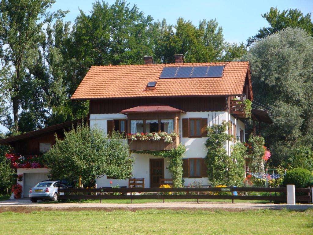 een huis met zonnepanelen op het dak bij Haus Elisabeth in Unterwössen
