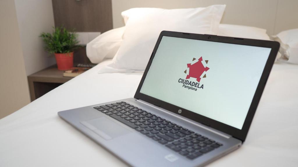 Postel nebo postele na pokoji v ubytování Hotel Ciudadela Pamplona