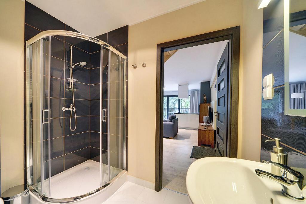 Koupelna v ubytování Ekskluzywne Apartamenty Sun Seasons 24 w Karpaczu by Noclegi Renters