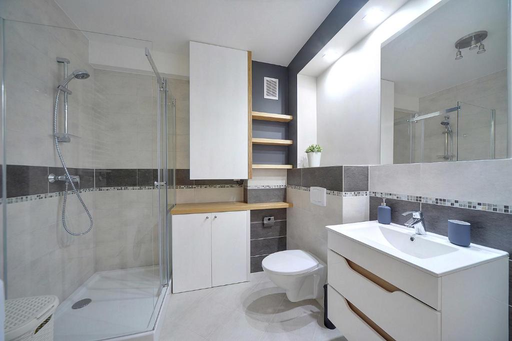Koupelna v ubytování Ekskluzywne Apartamenty Sun Seasons 24 w Karpaczu by Noclegi Renters