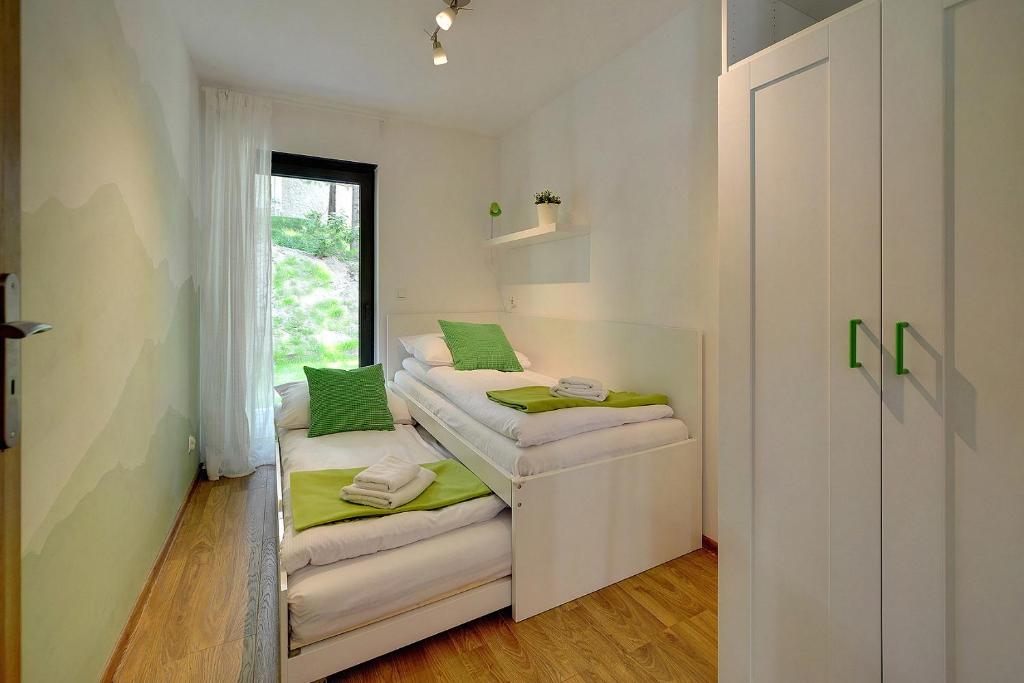 Postel nebo postele na pokoji v ubytování Ekskluzywne Apartamenty Sun Seasons 24 w Karpaczu by Noclegi Renters