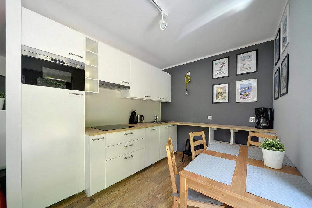 Kuchyň nebo kuchyňský kout v ubytování Ekskluzywne Apartamenty Sun Seasons 24 w Karpaczu by Noclegi Renters
