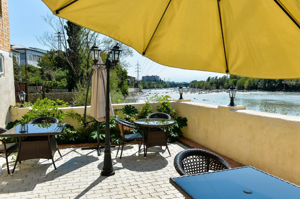 Výhled na řeku, která protéká v blízkosti hotelu