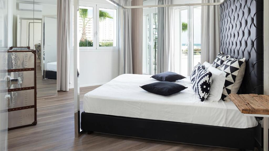 Łóżko lub łóżka w pokoju w obiekcie PORTOVERDE BEACH VILLA 12, Emma Villas