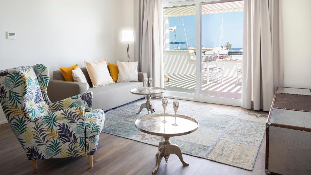 Część wypoczynkowa w obiekcie PORTOVERDE BEACH VILLA 12, Emma Villas