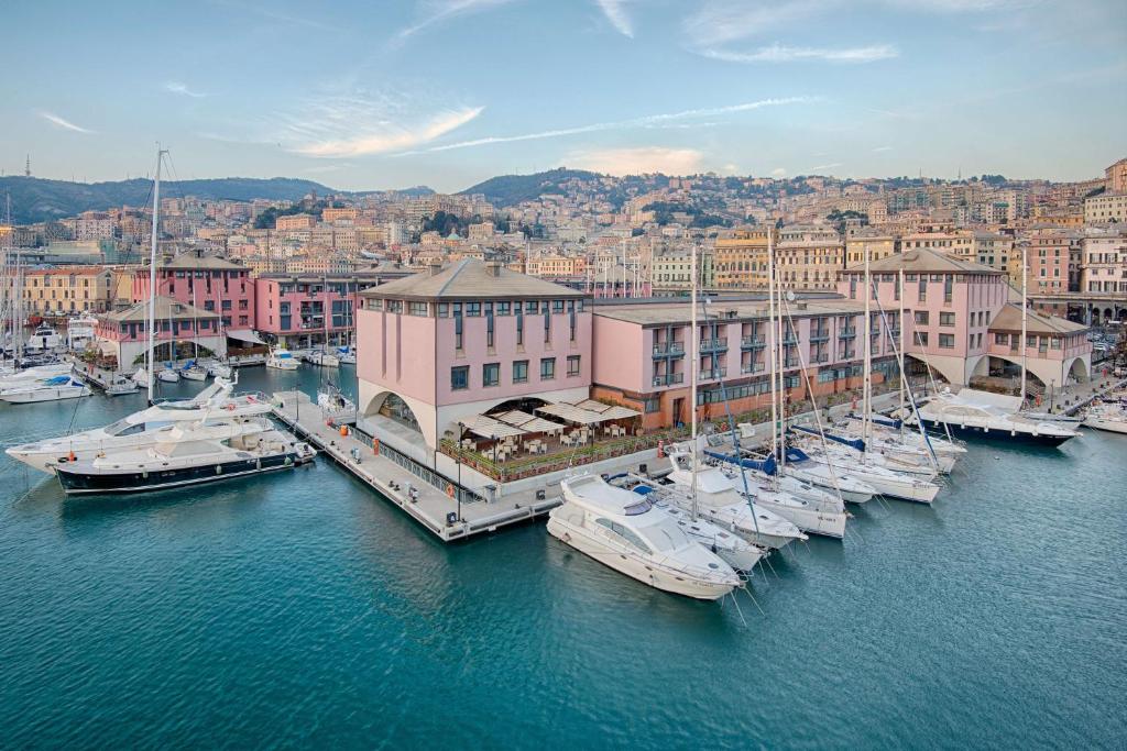 un gruppo di barche sono ormeggiate in un porto di NH Collection Genova Marina a Genova