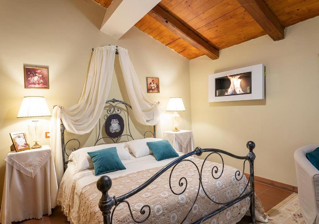 Postel nebo postele na pokoji v ubytování Dimora di Charme Villa Sant'Erasmo