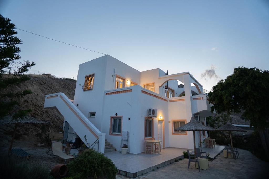 una gran casa blanca con escaleras delante en Kallithea Apartments, en Myrtos