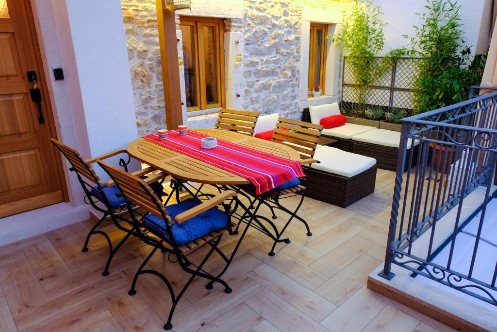 eine Terrasse mit einem Tisch und Stühlen auf einer Veranda in der Unterkunft La Corte di Kate in Biograd na Moru