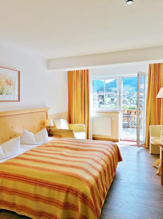 Postel nebo postele na pokoji v ubytování Hotel Sportalm