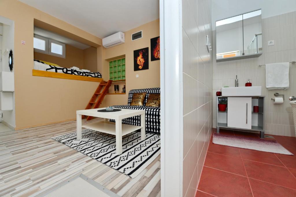 Kuchyňa alebo kuchynka v ubytovaní Rock apartman