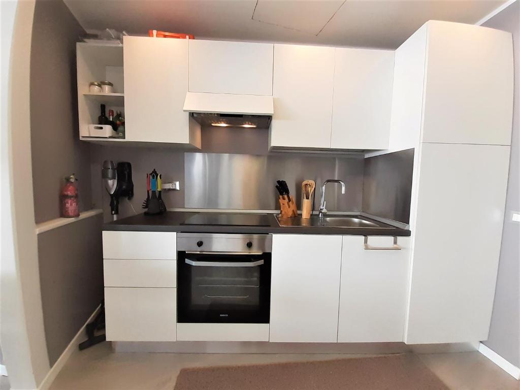 A kitchen or kitchenette at La Coquille