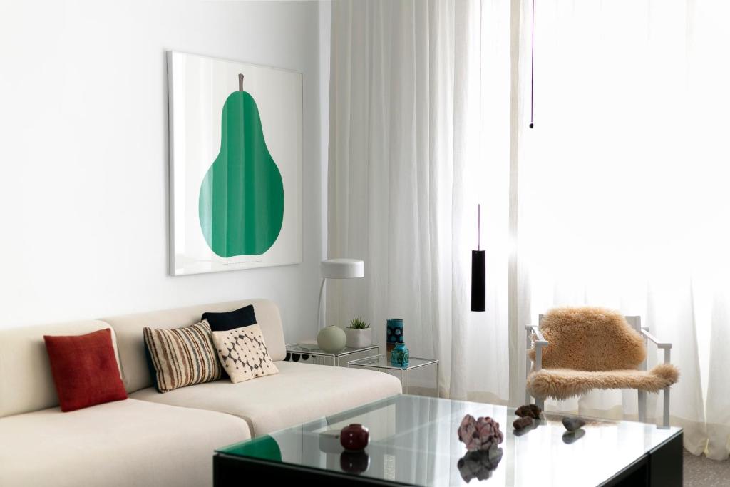 un salon avec un canapé et une table basse dans l'établissement Luxury modernist design townhouse with garden, à Santa Cruz de Tenerife