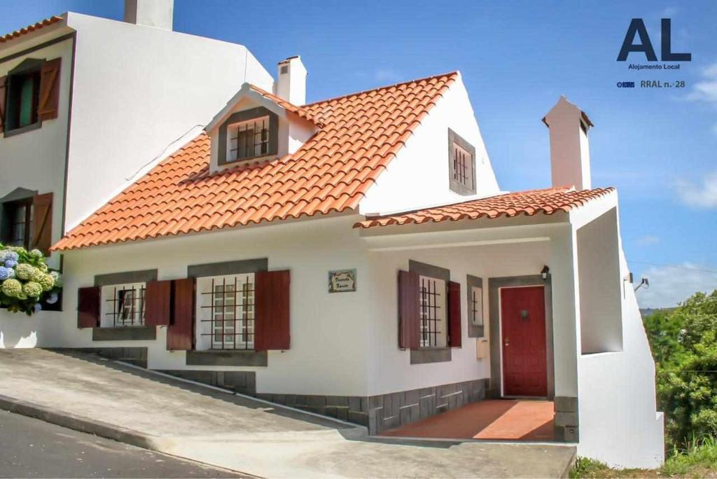 Porto FormosoにあるCasa de férias com vistas deslumbrantesの赤屋根の小さな白い家