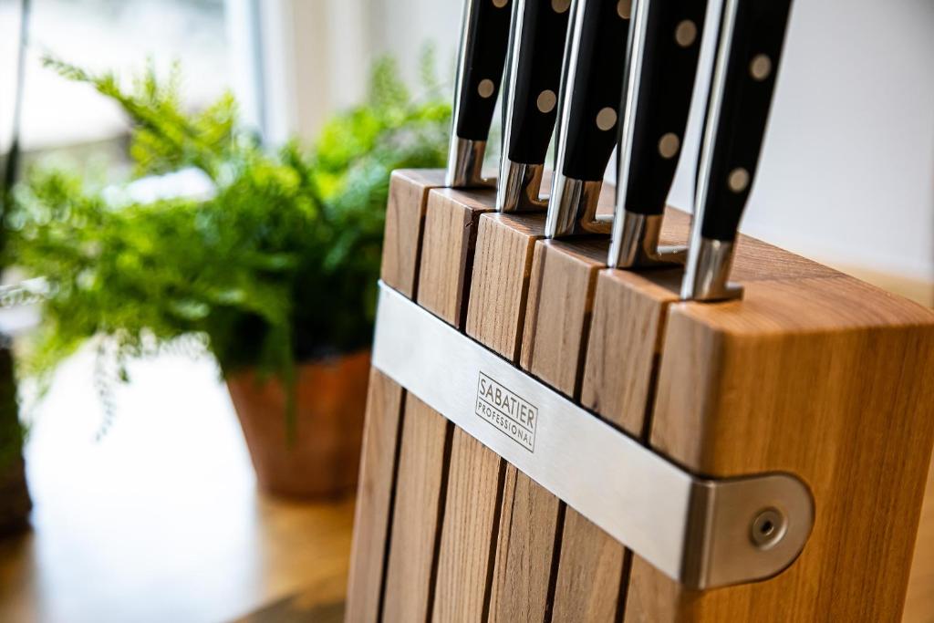 Sabatier Professional 5 Piece Oak Knife Block Set - Bakewell Cookshop
