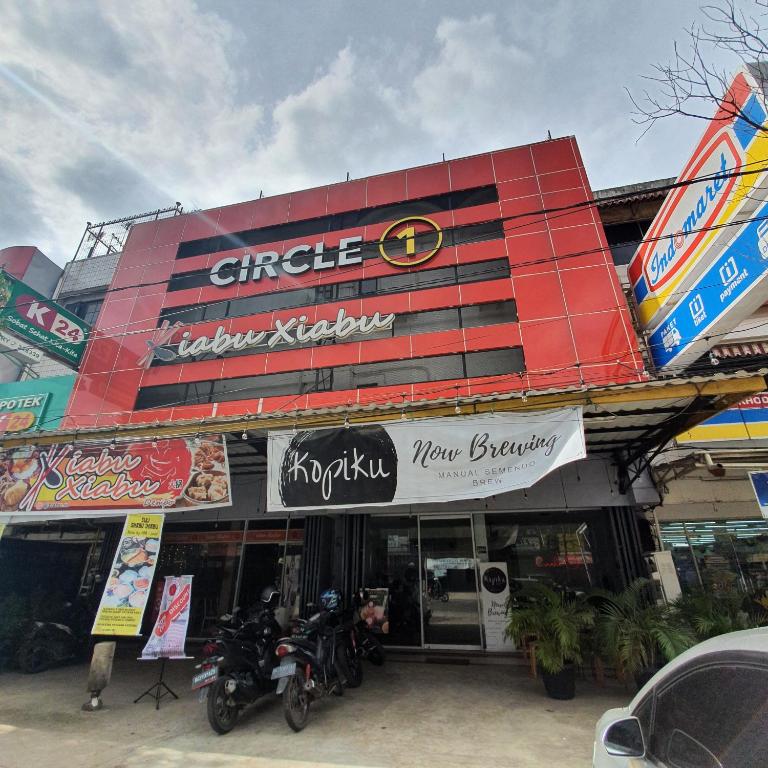 ein chinesisches Restaurant mit Motorradparker davor in der Unterkunft Circle One in Palembang