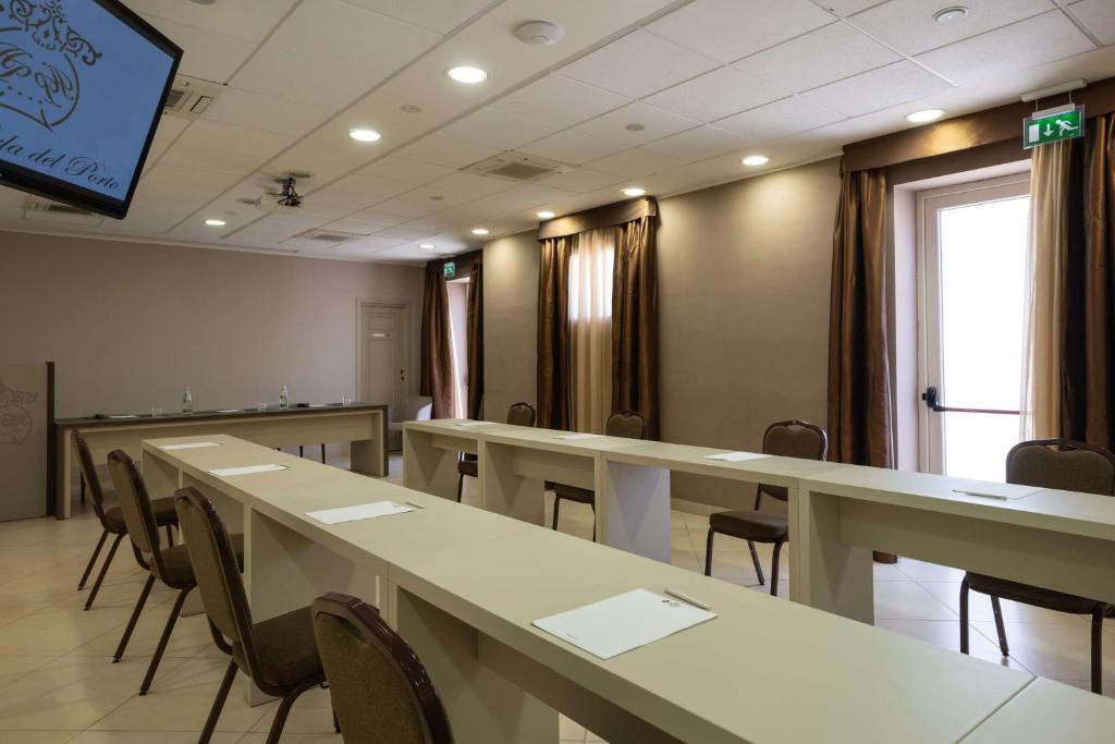 Zaplecze biznesowe lub konferencyjne w obiekcie Best Western Plus Hotel Perla Del Porto
