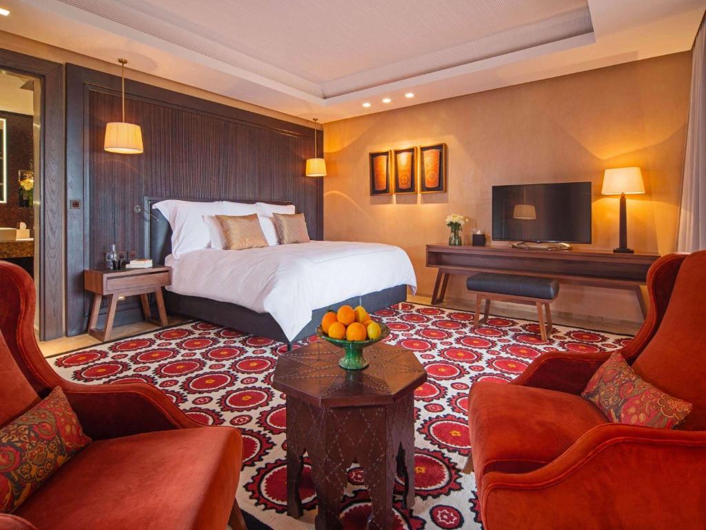 TV a/nebo společenská místnost v ubytování Fairmont Royal Palm Marrakech