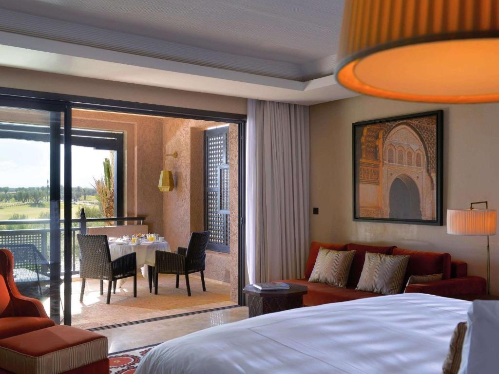 Postel nebo postele na pokoji v ubytování Fairmont Royal Palm Marrakech