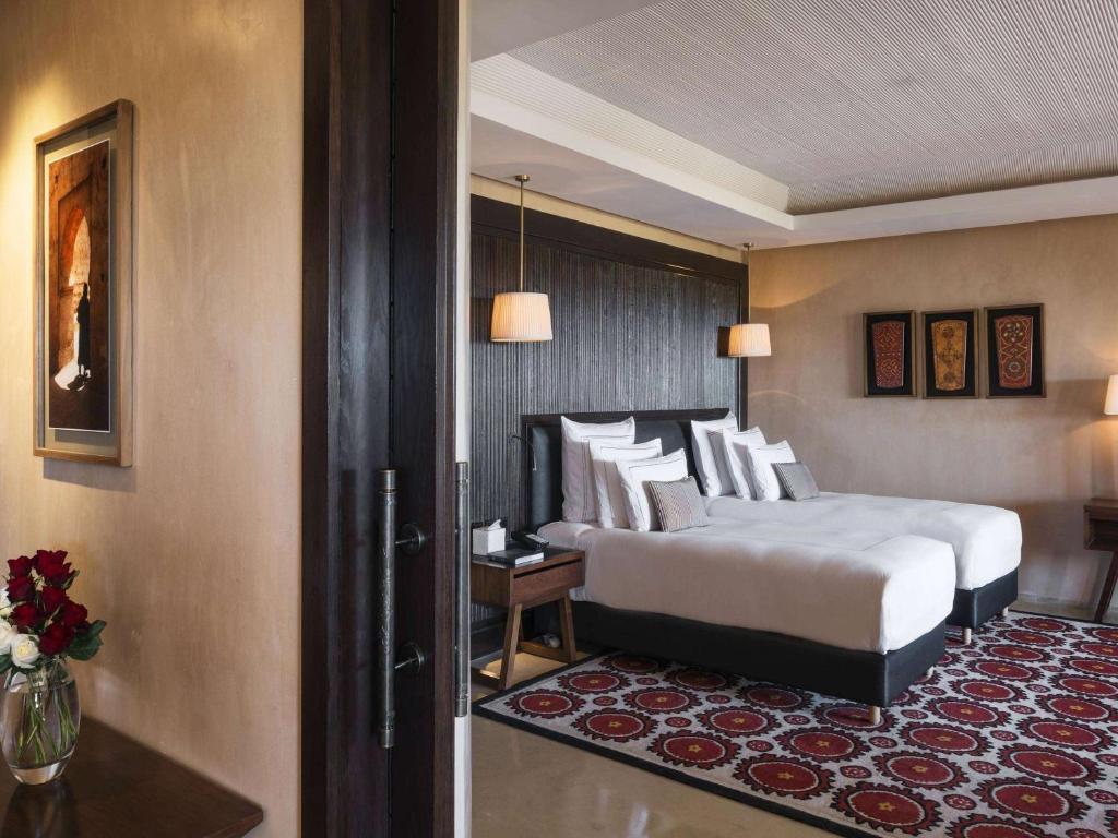 Postel nebo postele na pokoji v ubytování Fairmont Royal Palm Marrakech